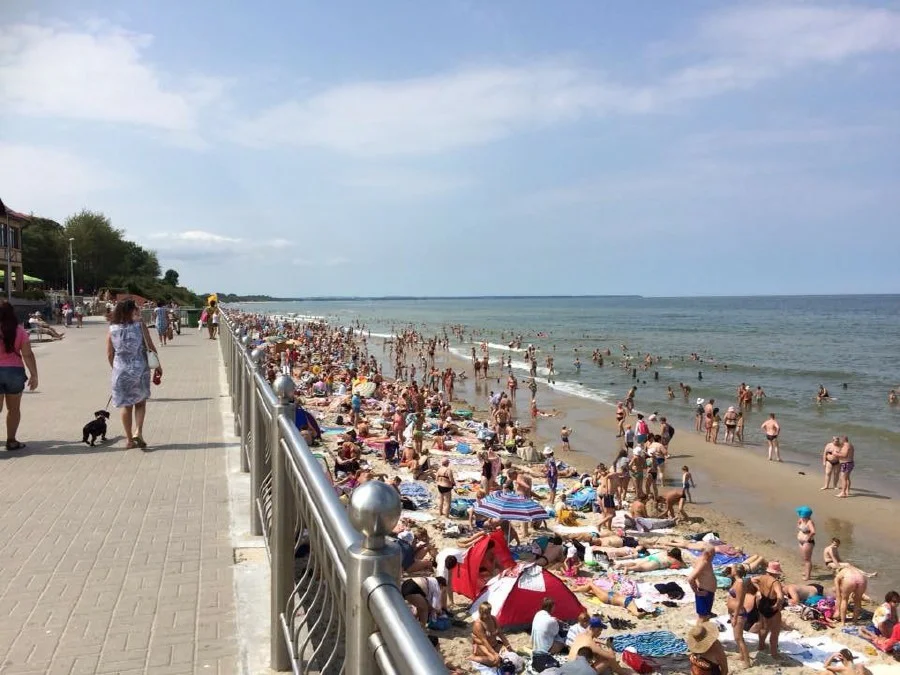 Вода в зеленоградске температура сегодня. Городской пляж Зеленоградск. Светлогорск Центральный пляж. Зеленоградск Центральный пляж. Зеленоградск пляж 2022