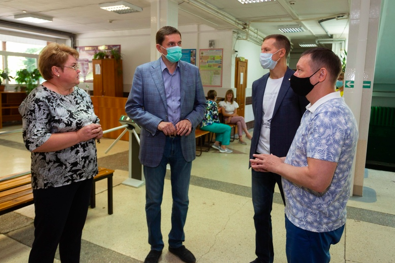 Почем пиджачок покупали, товарищ депутат? (фото - novos.mk.ru)