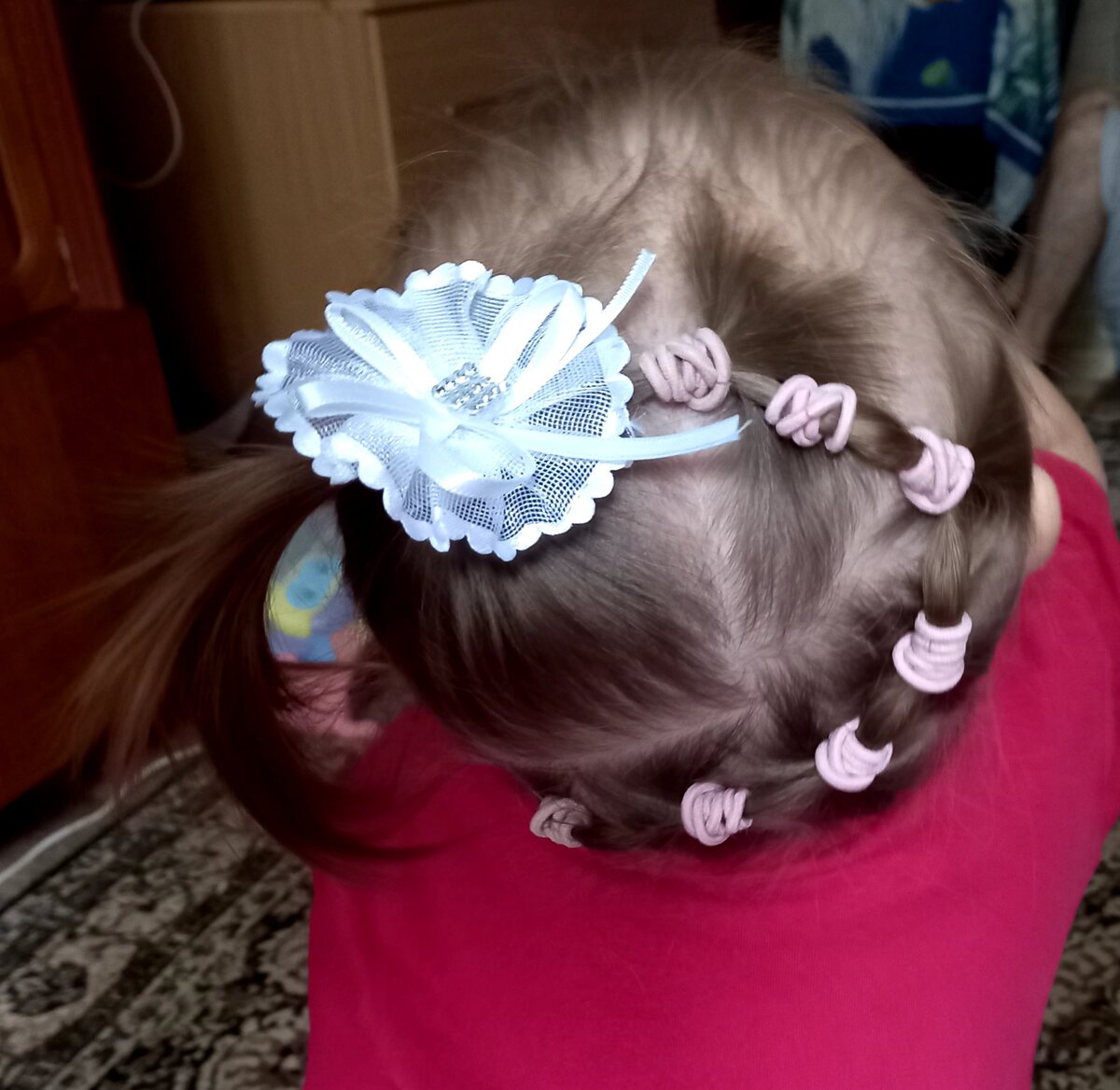 Делаем хвостики и собираем в один хотите можно хвостик оставить или собрать в шишку.