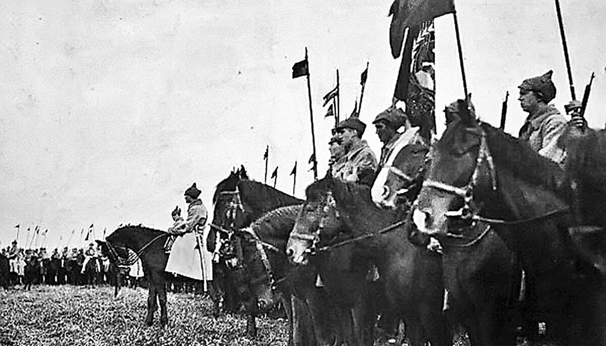 1-я Конная армия разворачивается для атаки. Хотя спешенными буденновцам воевать не привыкать, все-таки сила кавалерии не в окопной войне... 