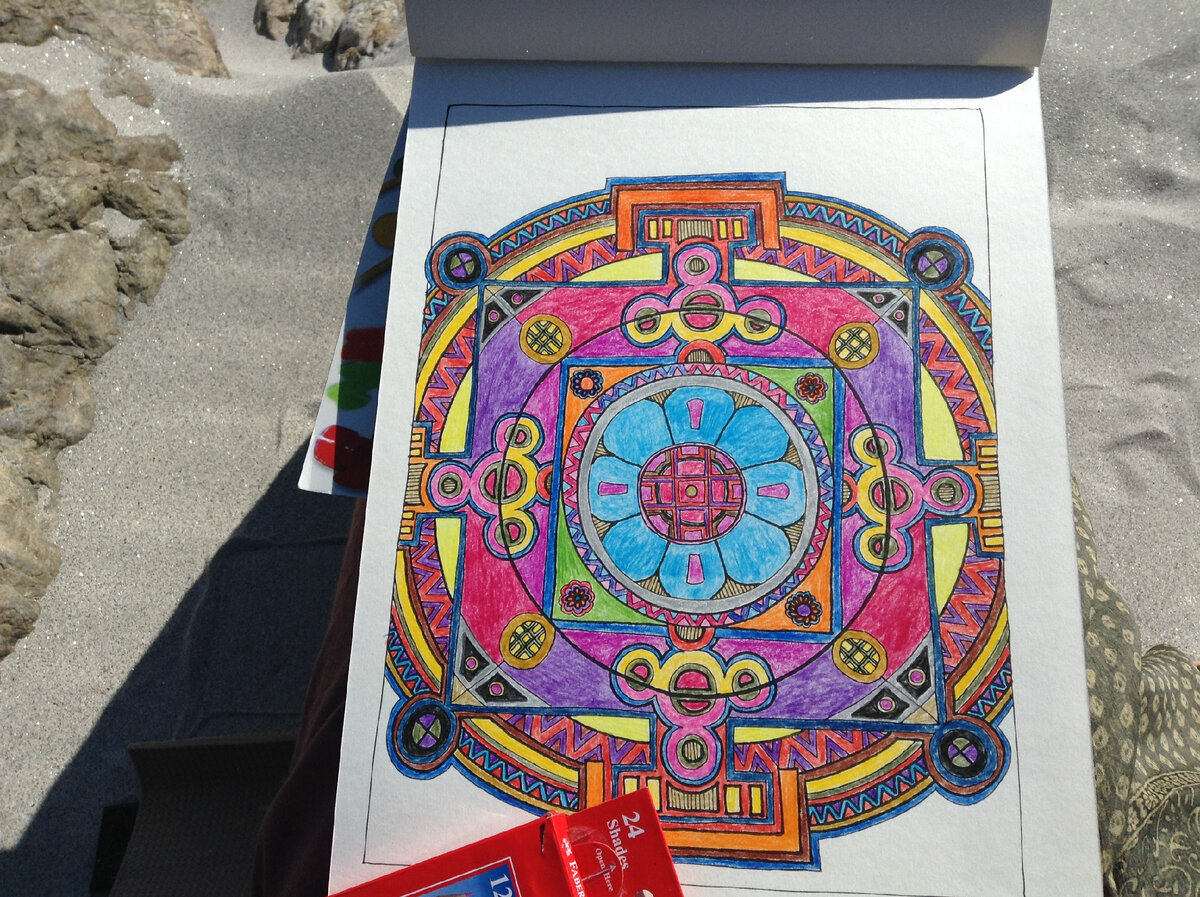 Сначала я увлеклась раскрашиванием раскрасок-мандал. Это был мой первый способ приобщиться к творчеству во взрослом возрасте