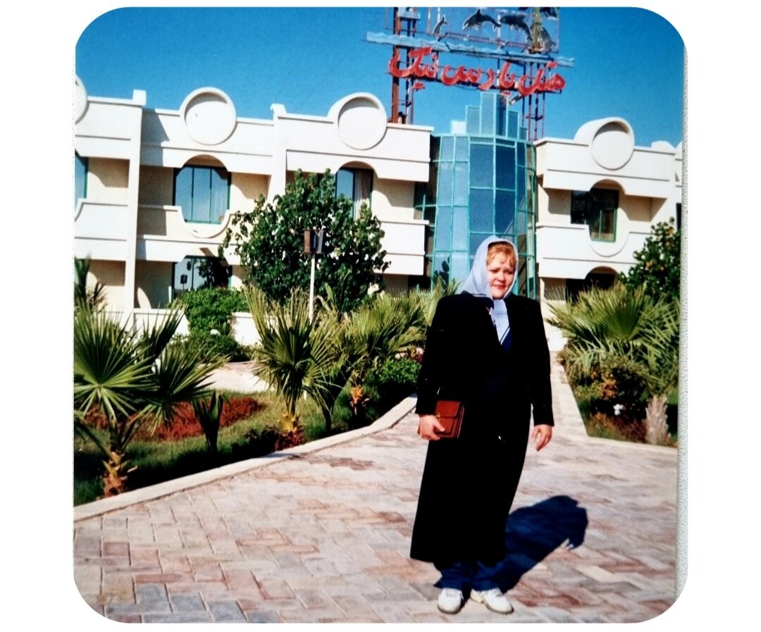                                У отеля в Иране. Утро. Рабочий день начался.