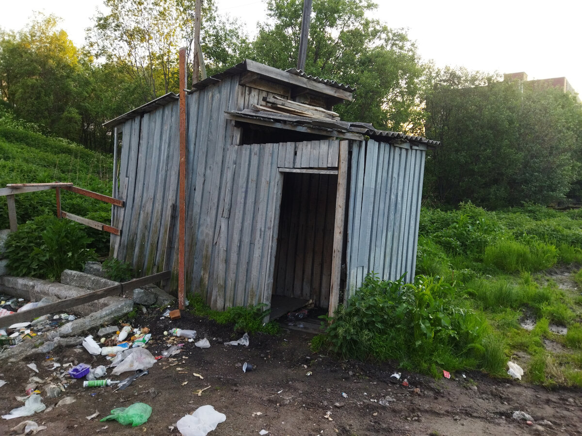 Прогулялись в Мурманске по району, где до сих пор люди живут с туалетами на  улице и набирают воду из уличных колонок | Удивительное - рядом! | Дзен