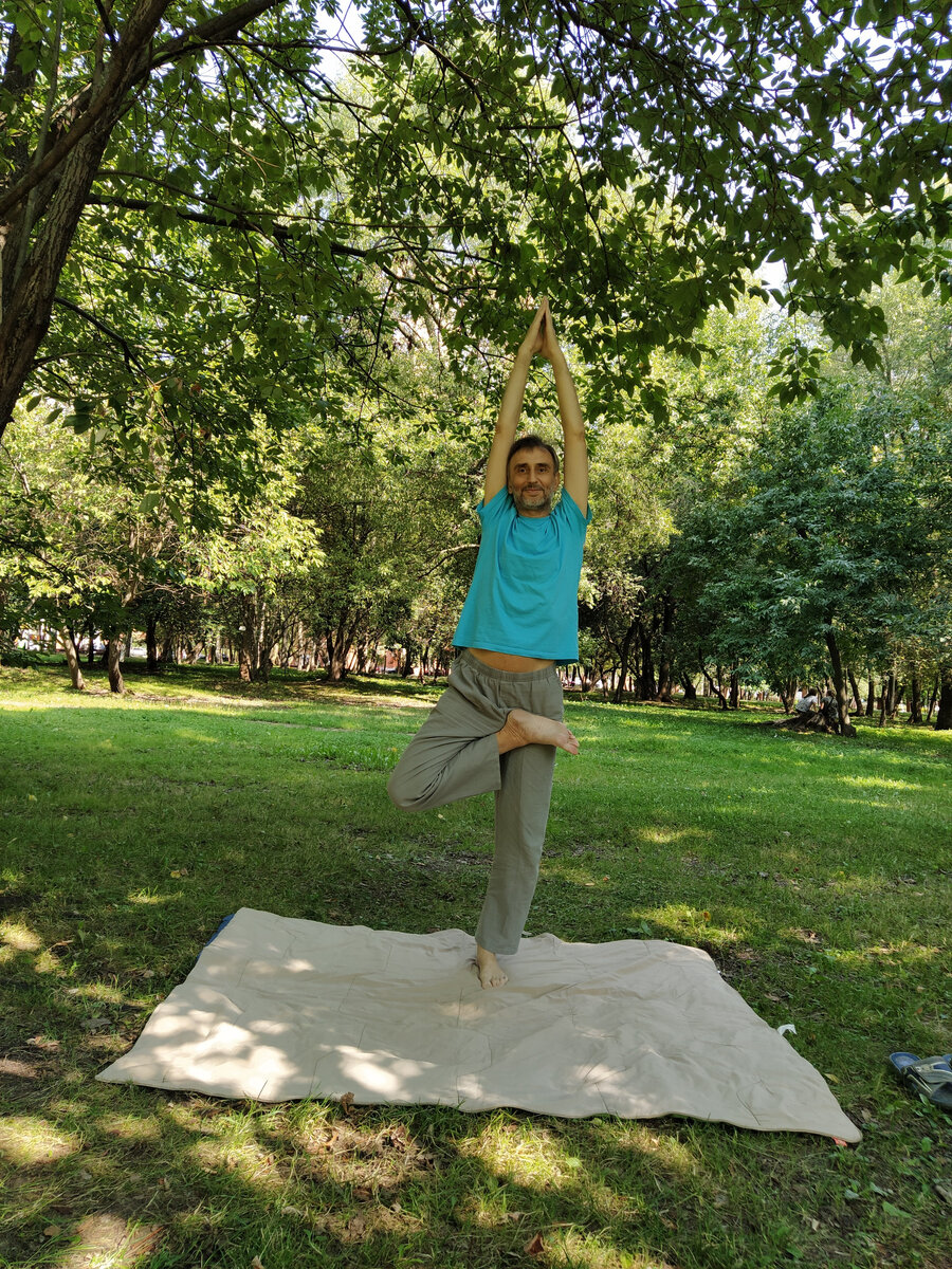 Мои занятия йогой в парке. Фото автора