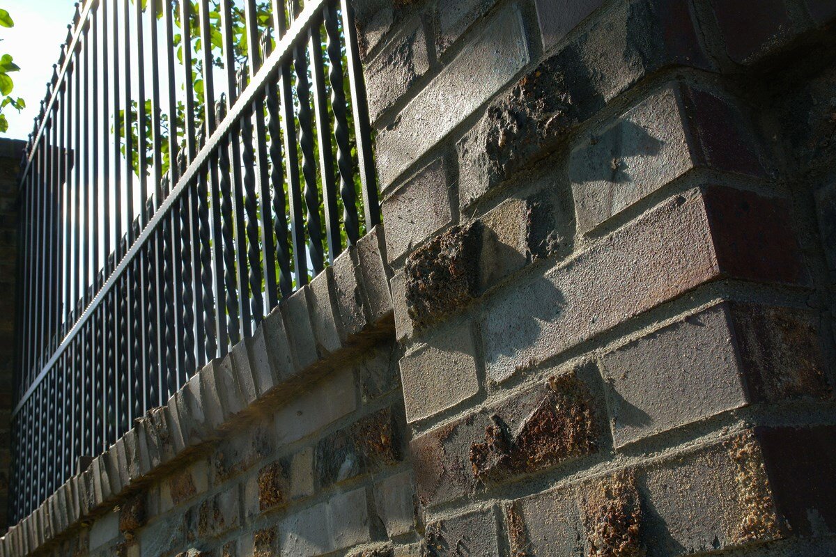 Современный тренд в кирпиче - наросты и нарушенная геометрия