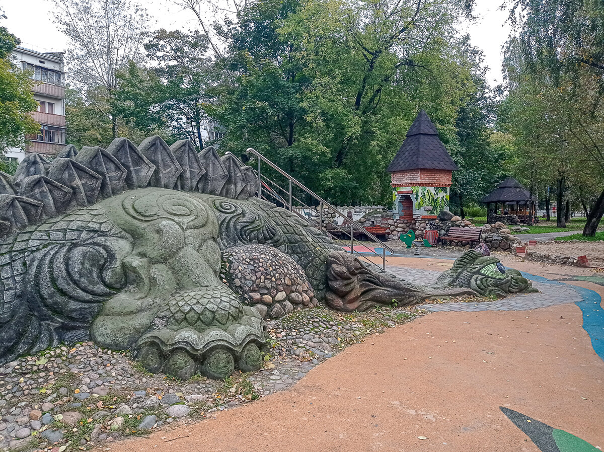 Необычная детская площадка, "с драконом и динозаврами". Москва. Фото автора статьи (ещё 1 фото)
