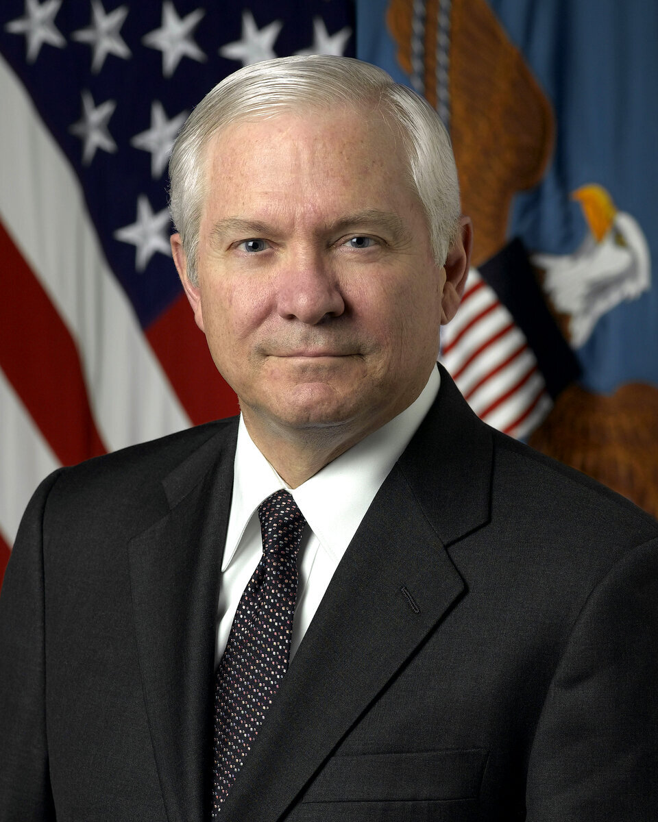 Гоберт Гейтс,директор ЦРУ США в 1991-1993 годах. Под его руководством осуществлялся "Гарвардский проект" В октябре 1992 года,Р.Гейтс, склонный к театральным эффектам, прошел парадным шагом по Красной площади в Москве. При этом он громко заявил: "Здесь,на площади, возле Кремля и Мавзолея, я совершаю одиночный парад победы" Этот сюжет показали только на Западных каналах . Фотография взята из публикаций в Википедии.