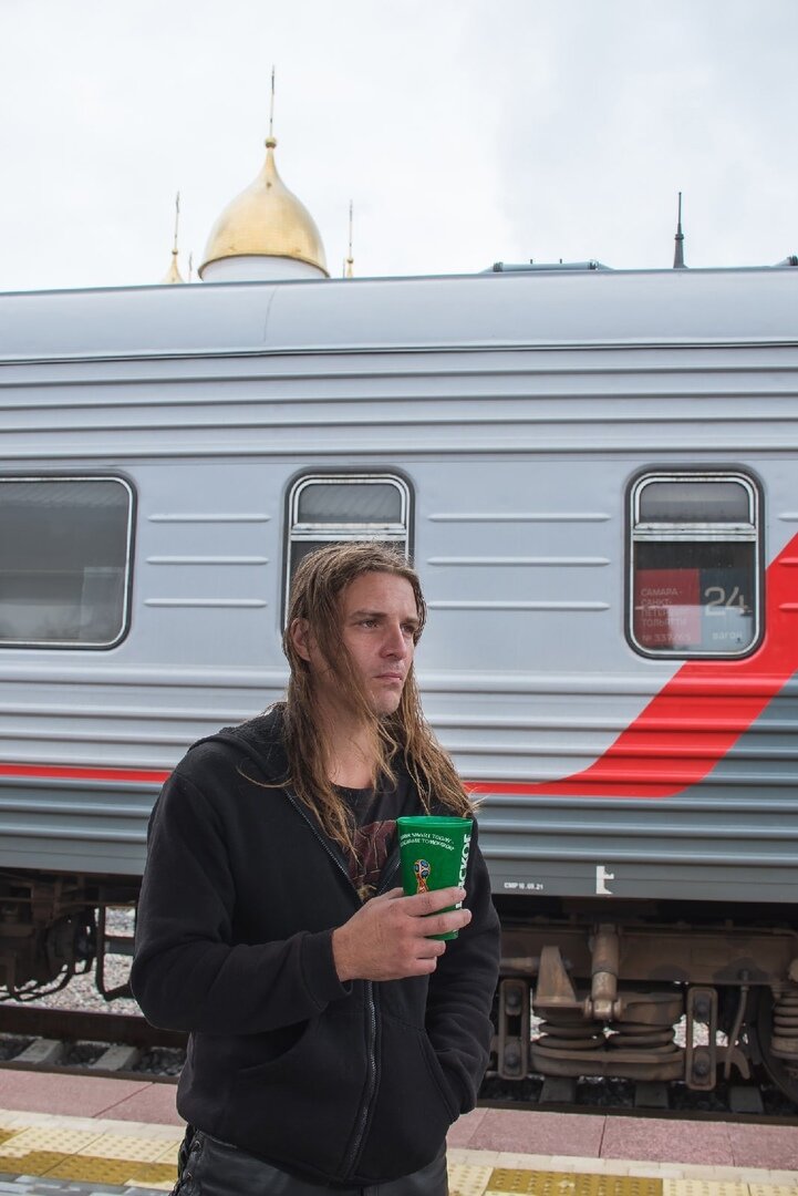 Лидер нашей рок группы пьёт кофе на платформе города Ярославль.