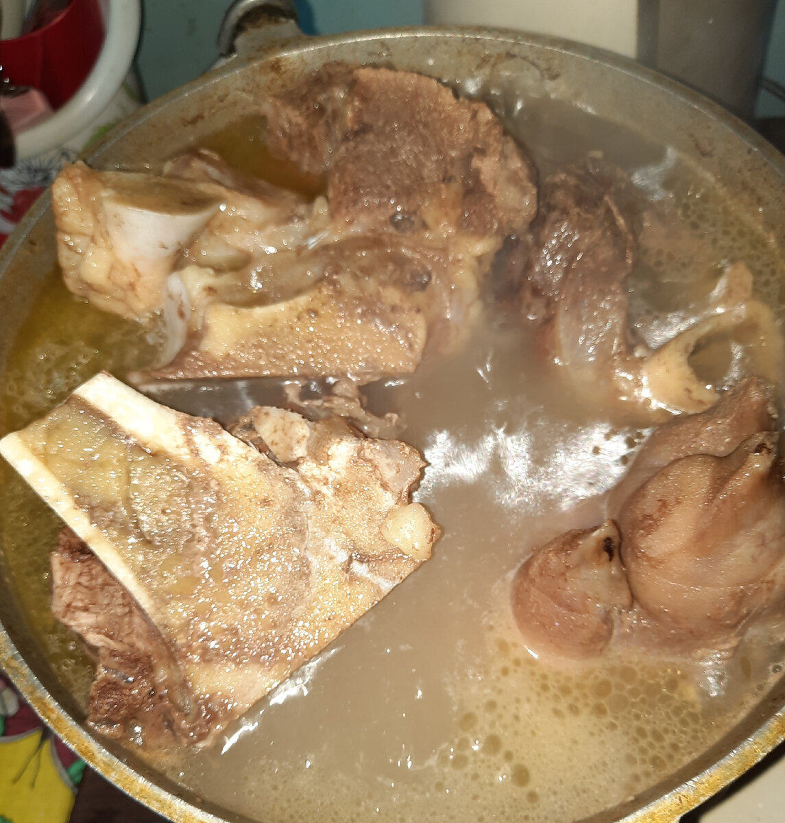 Интересно, если человек, который нелюбит холодец? 

Ну конечно шучу, есть точно.🙄

Но есть настоящие ценители этого старого блюда, вед скажите что есть !!!