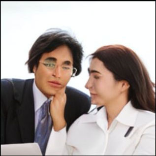 Мало того, чтоб два персонажа с "сильными бровями", молодой человек с двумя ПРАВЫМИ бровями, так не опнятно что с правой рукой у девушки...