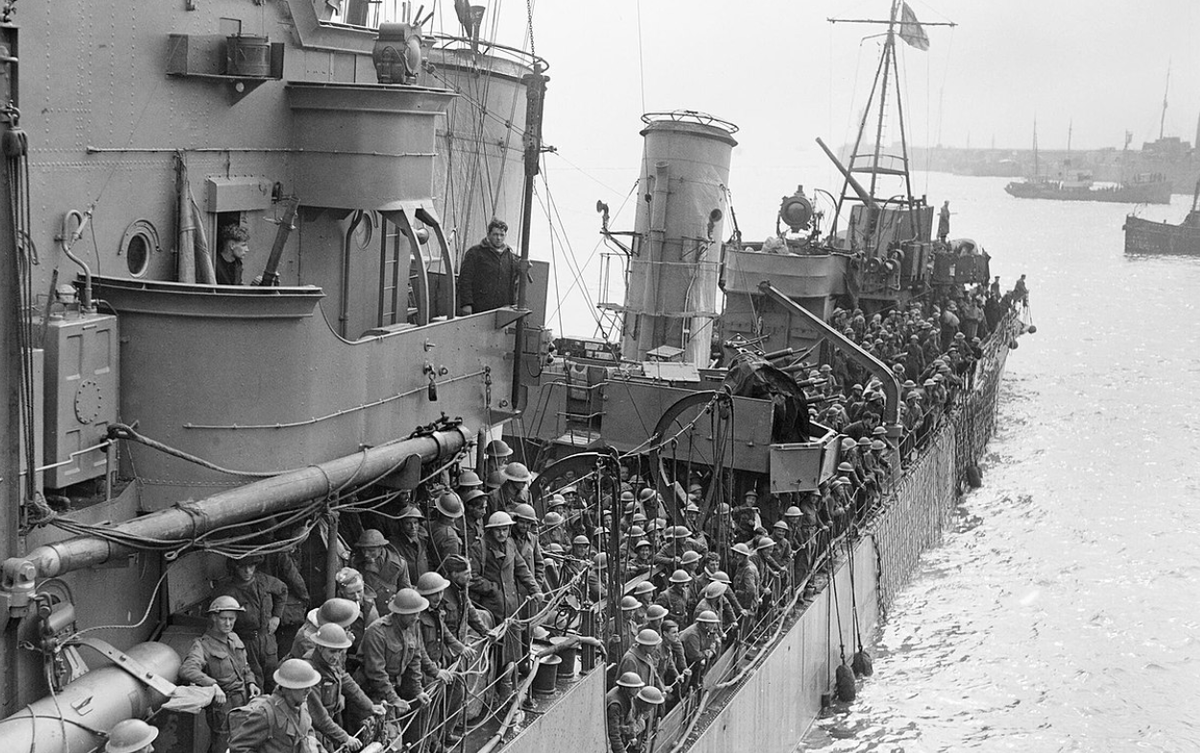Войска, эвакуированные из Дюнкерка, на эсминце, стоящем на причале в Дувре, 31 мая 1940 года.  