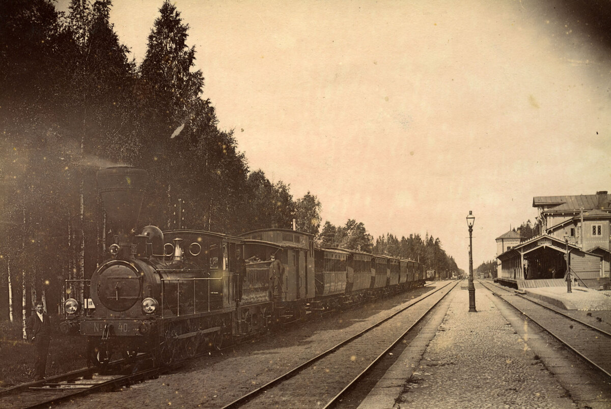 Паровоз типа 0-3-0 серии С2 на станции Левашово. 1900-1905 года.