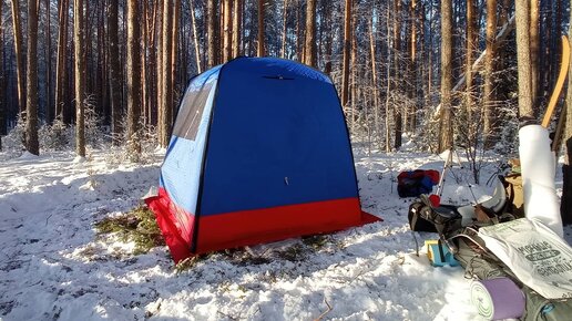 Добрались на лыжах до места ночевки в лесу - надо ставить палатку