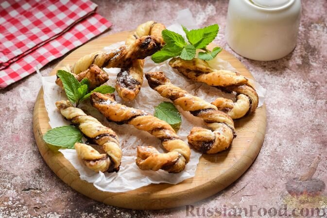 тесто слоёное бездрожжевое, сахар, какао-порошок