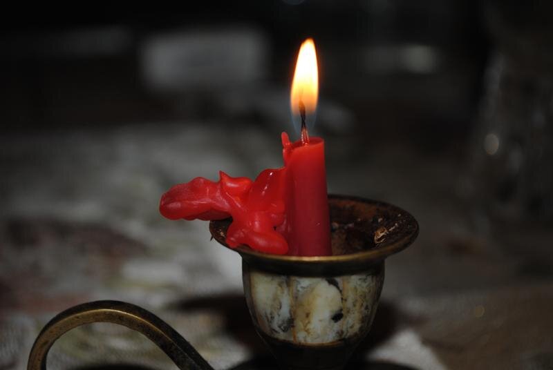 магические свечи. магические свечи. ритуал очищения свечой. огарок свечи. имболк свечи.