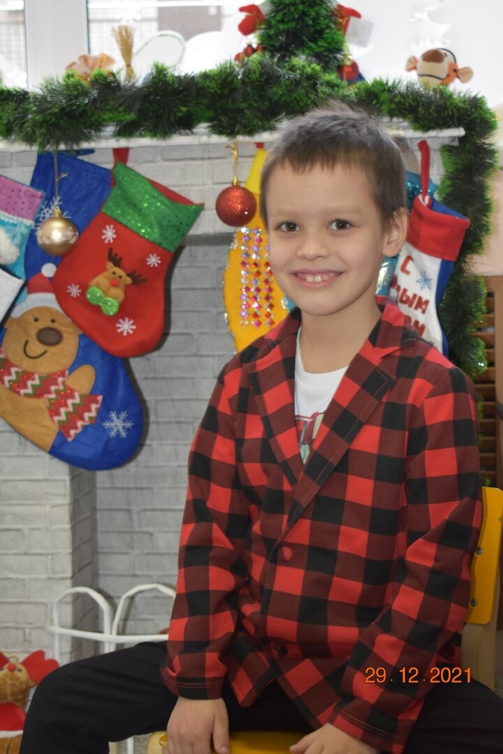 Высокий, по мне, красивый и умный, но со своими странностями и тотальным необщением со сверстниками мальчишка, ну почему так?