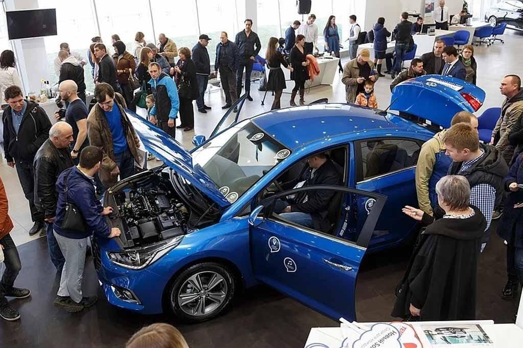 Ажиотажный спрос в салонах автомобильных дилеров не способствует снижению цен