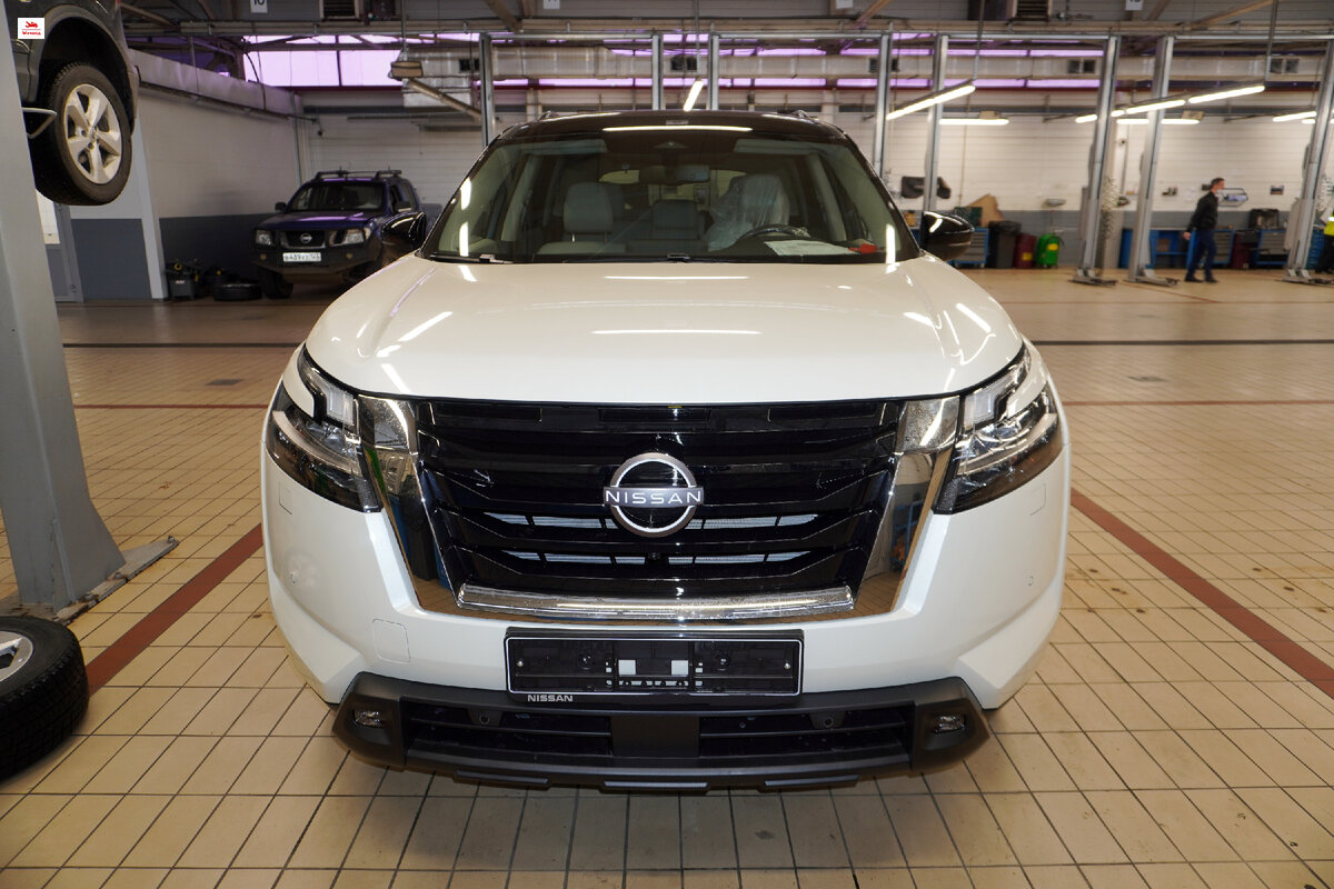 Вид спереди Nissan Pathfinder V