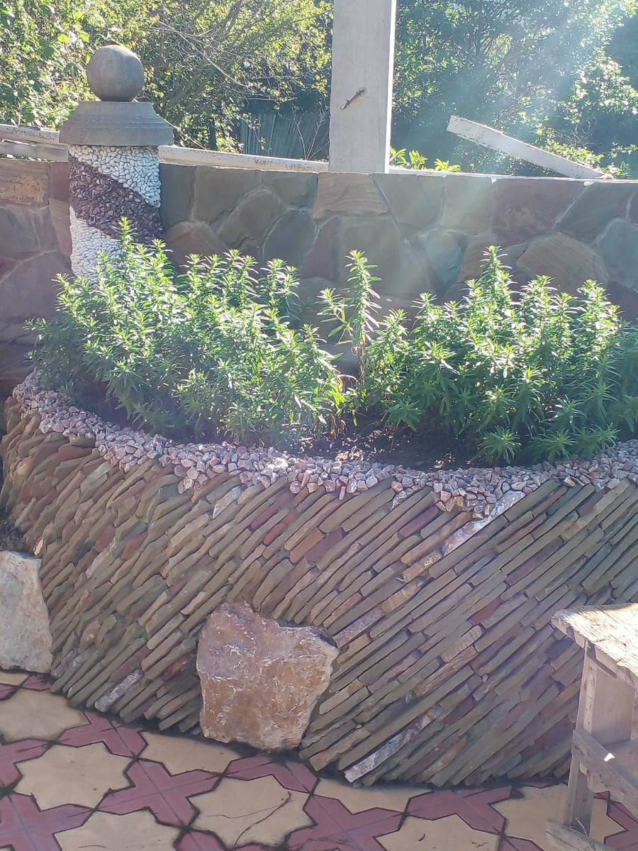 Клумба из отходов производства.