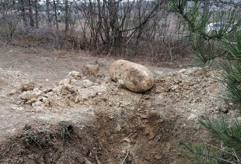 Найденная в районе СНТ "Рябинушка" авиабомба ФАБ-100. Фото пресс-службы ГУ МЧС по г. Севастополю