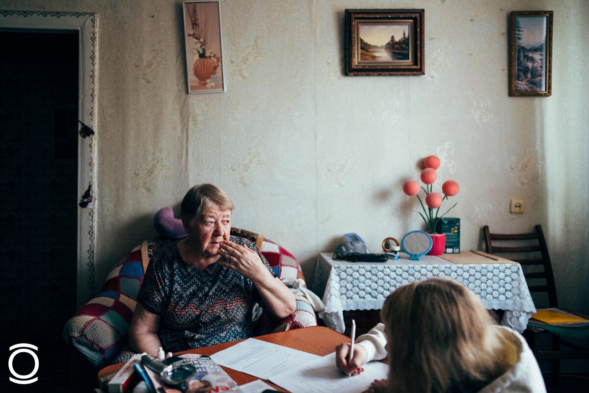 Помощник подписывает необходимые документы с новым подопечным проекта «ПОМОЩЬ»