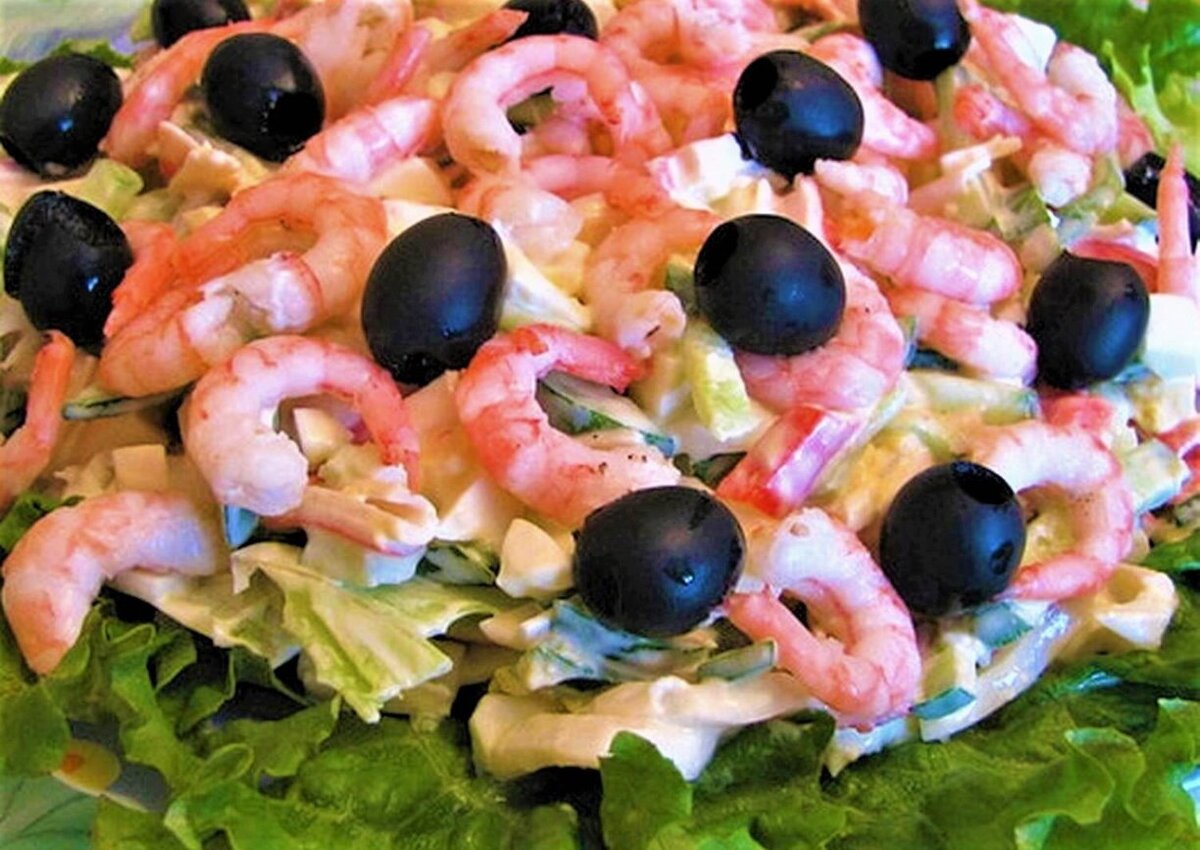 салат с коралловыми грибами. салат морской с креветками. салат морская звезда с красной рыбой. салат с кальмарами и креветками. салат нептун с красной икрой и кальмарами.
