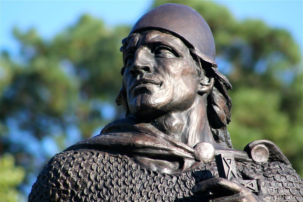 Лейф эрикссон. Лейф исландский путешественник. Лейф э́рикссон счастли́вый памятник. Лейф исландский путешественник. Эйрик скульптура.