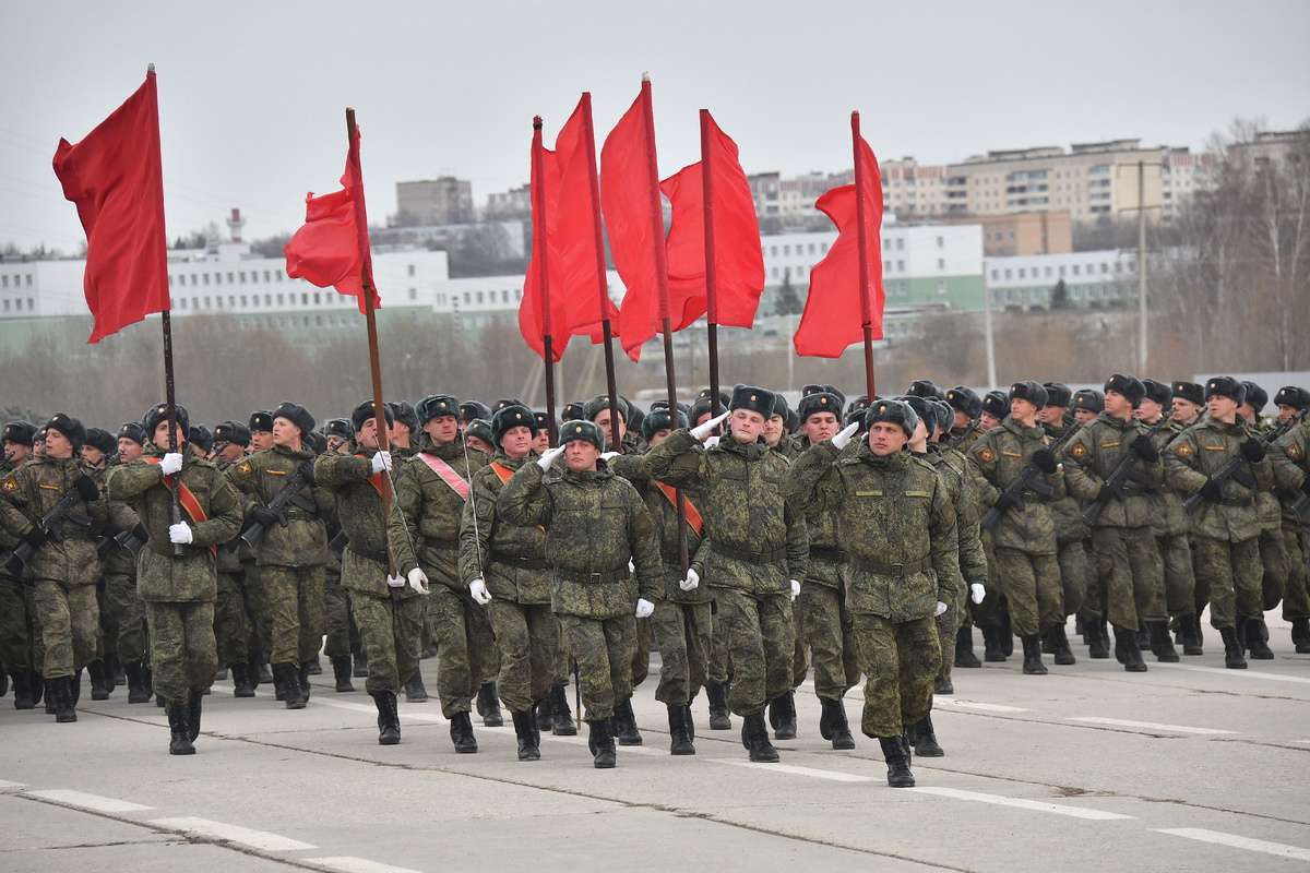 К торжественному маршу