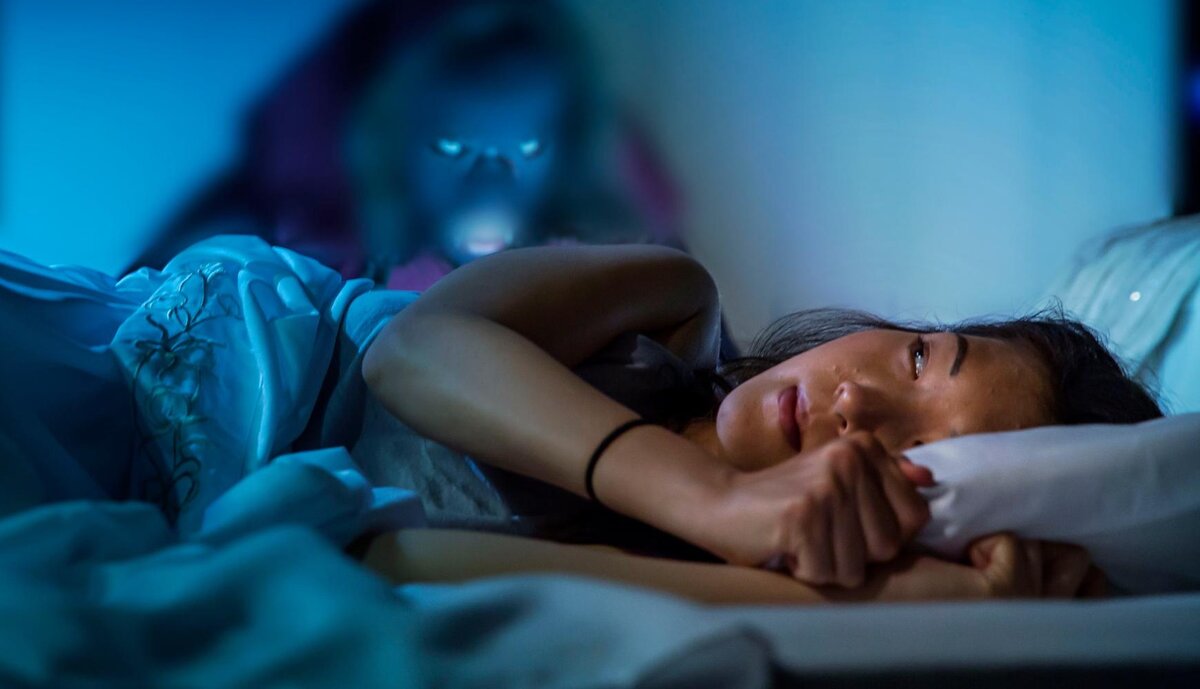 Ночные страхи у взрослых могут вызываться следующим набором факторов, такими как мигрень, инсульт и судороги...