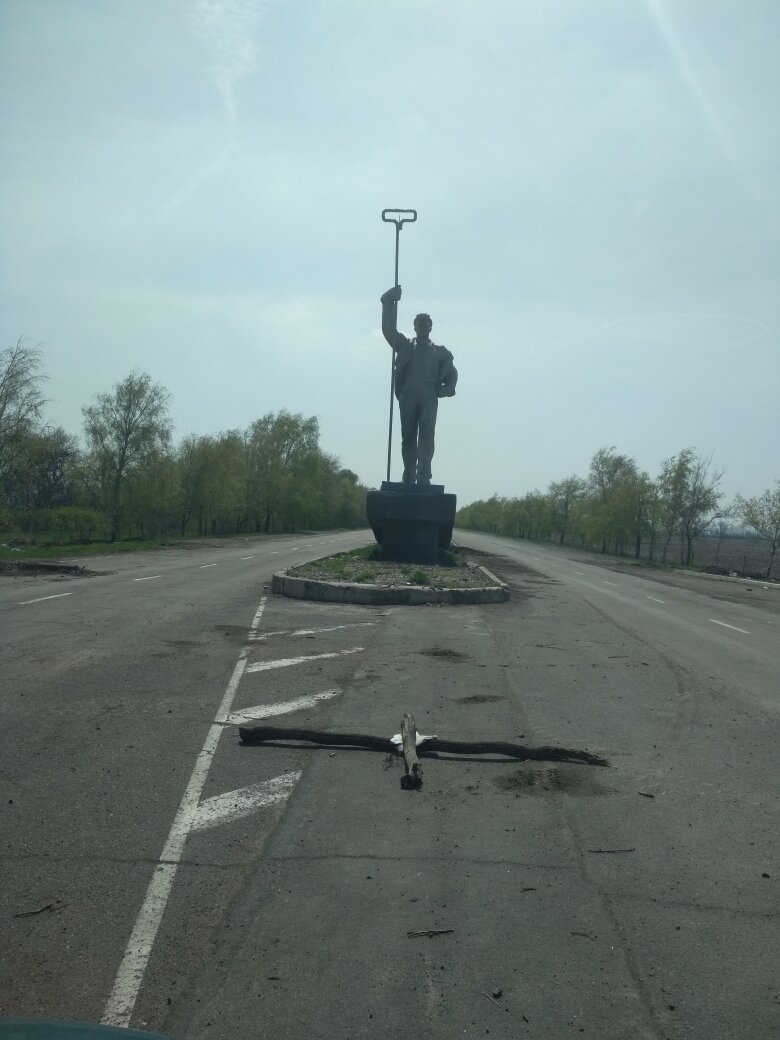 Сталевар при въезде в Мариуполь