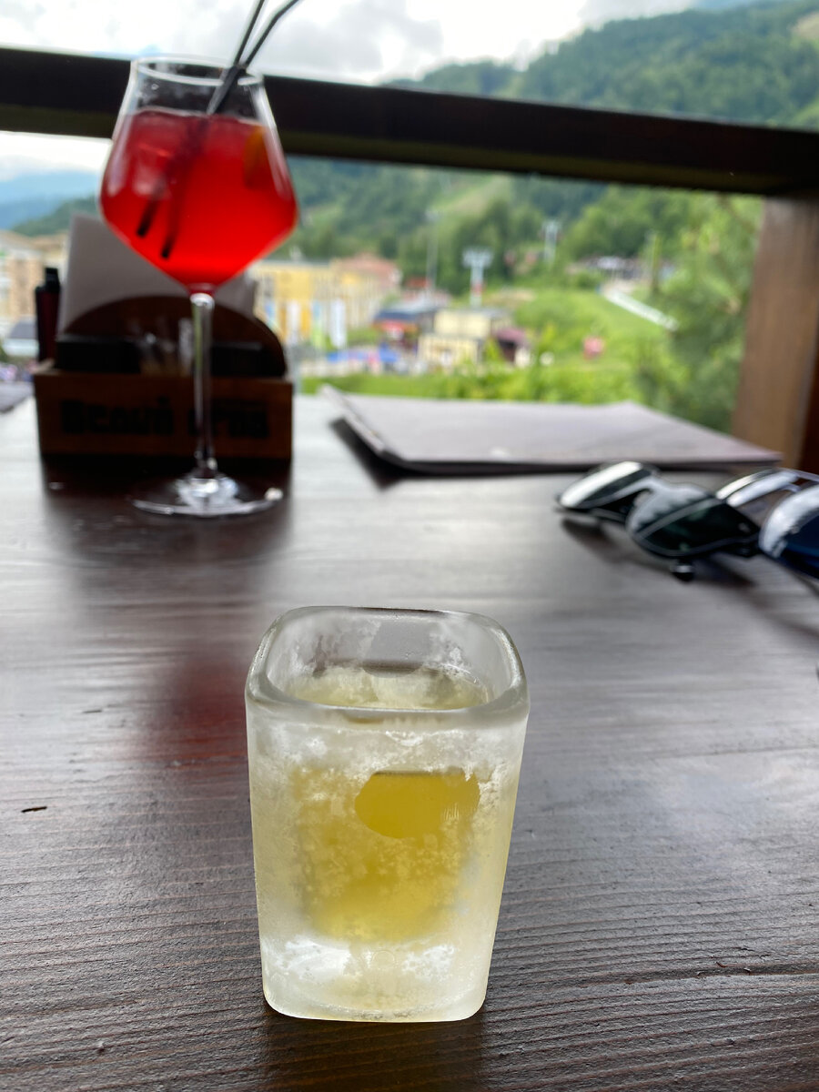 Лимончелло своего производства. Цена 290р. Довольно крепкое, на раз взять можно. Вкусные настойки по 300р в ресторане Каштан, что при отеле Ibis styles (пару минут пешком от Белого Гриба).