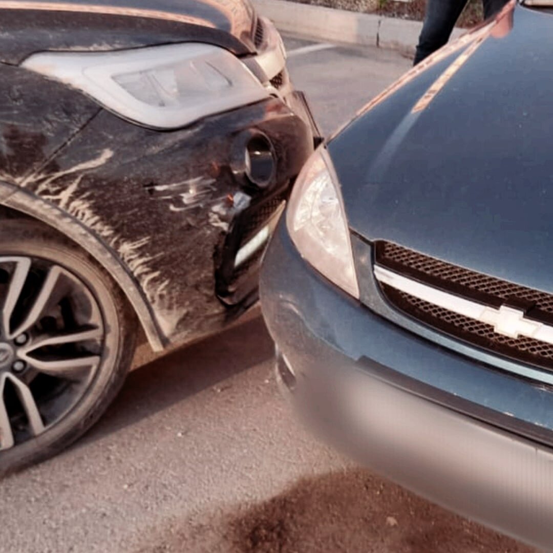 Мелкое ДТП на стоянке: царапины, деформация деталей