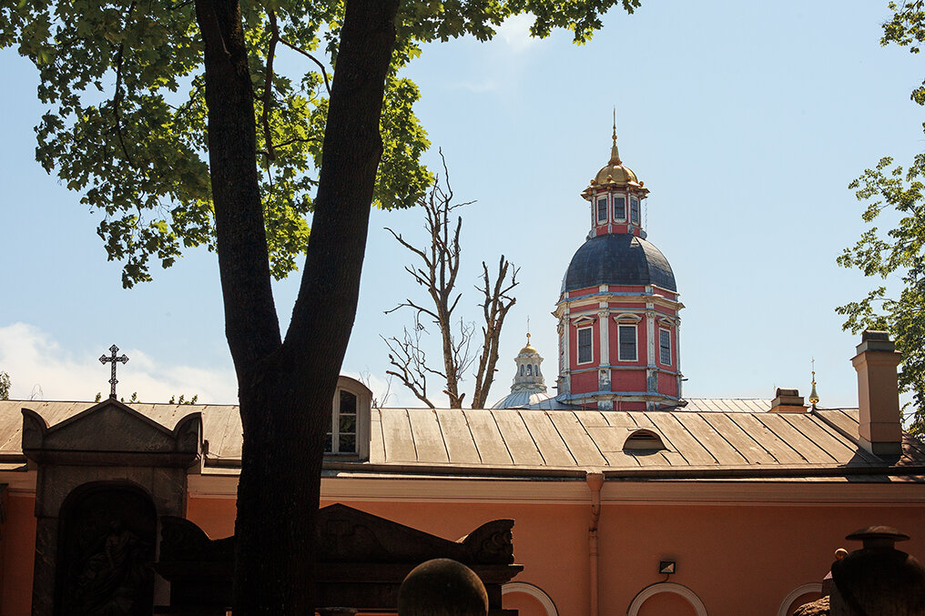 1. Ранее считалось, что на том месте, где Чёрная речка (ныне это река Монастырка) впадает в Неву, 15 июля 1240 года произошла битва князя Александра Невского со шведами.