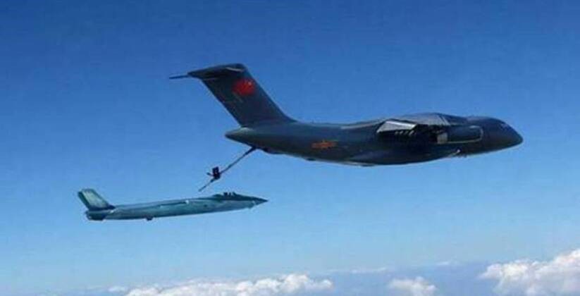 Y-20U заправляет истребитель-невидимку J-20.
