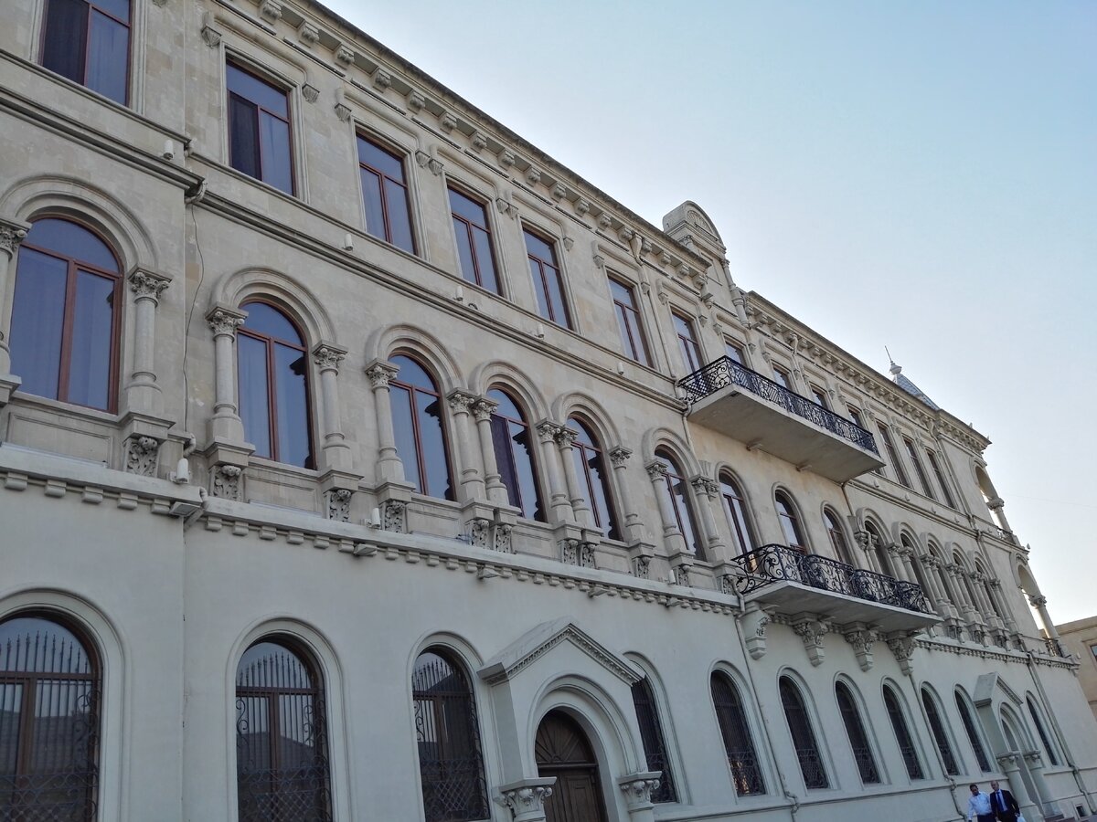 На старых фото видна контора знаменитых Ротшильдов в Баку.-6