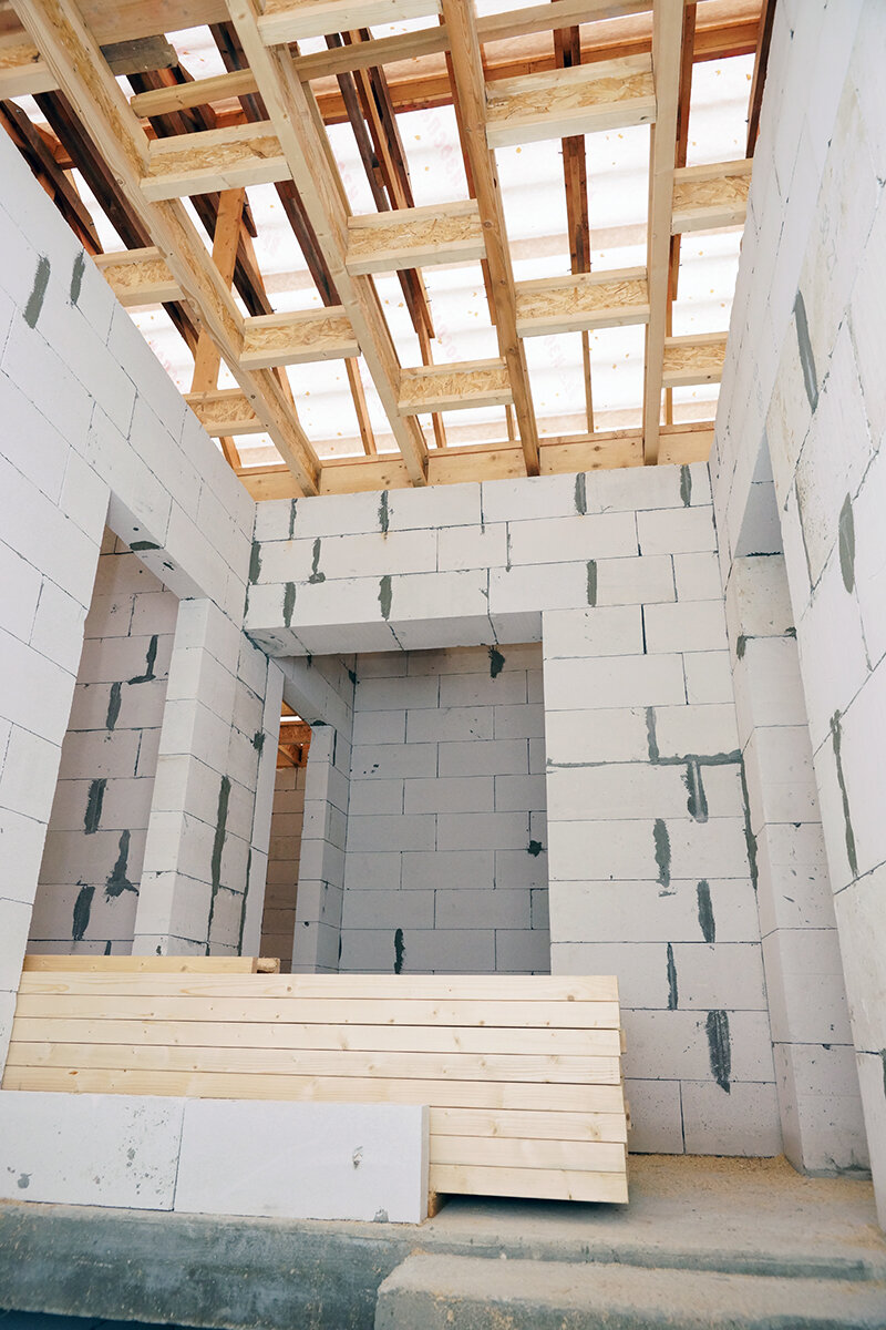 Обычно к окончанию строительно-отделочных работ на объекте газобетонные стены уже можно оштукатуривать 