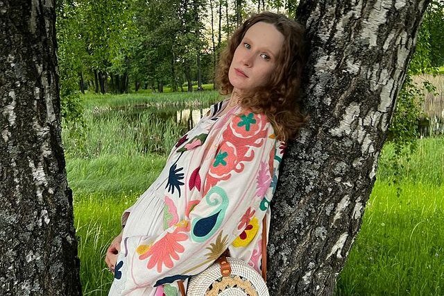     Недавно ставшая мамой Лиза Монеточка впервые показала дочь