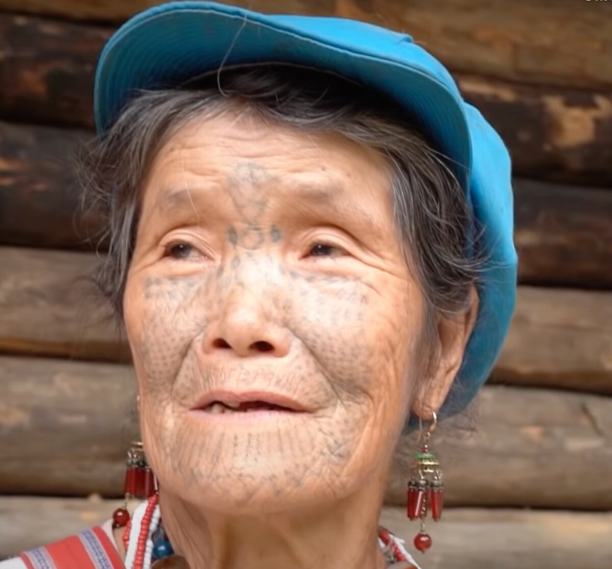 Пример татуировки представительницы Дайского народа