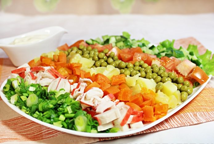 Слоеный овощной салат крабовыми палочками