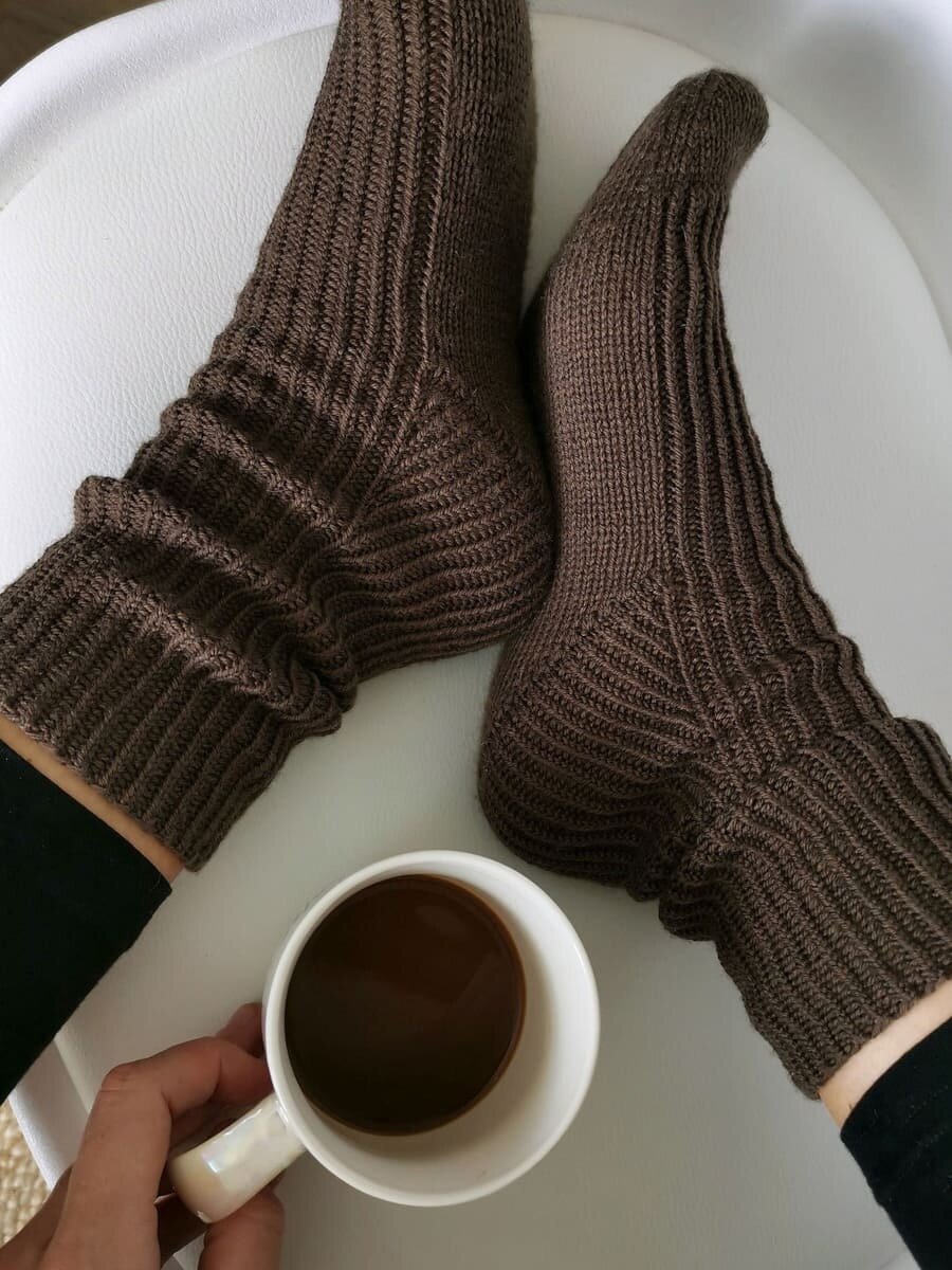 Вязаные носки спицами.