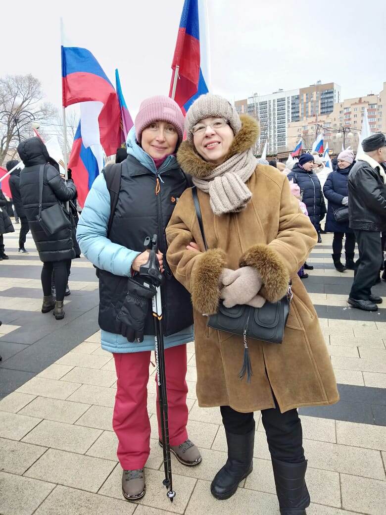 Мы с тренером по скандинавской ходьбе .