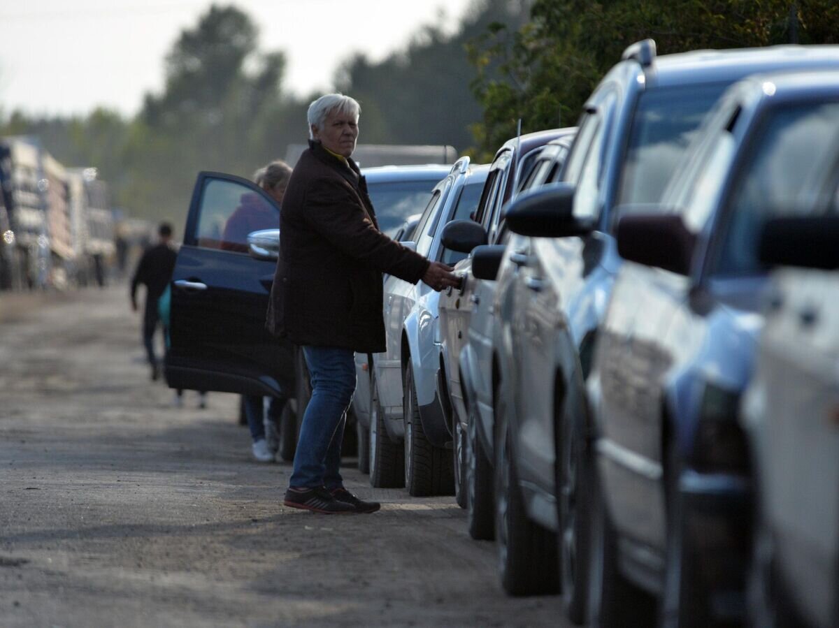    Очередь автомобилей с людьми из Купянского района и Балаклеи Харьковской области перед российской границей в районе пункта пропуска Логачевка (© РИА Новости / Виктор Антонюк