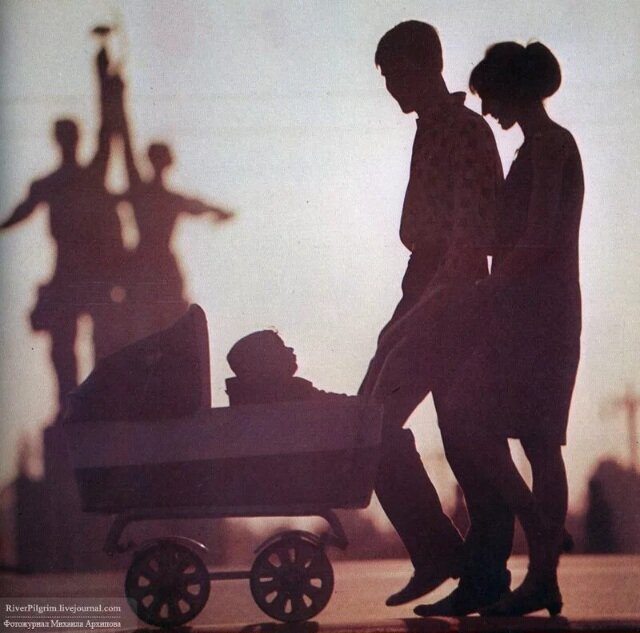 Муж и жена с малышом, советское время