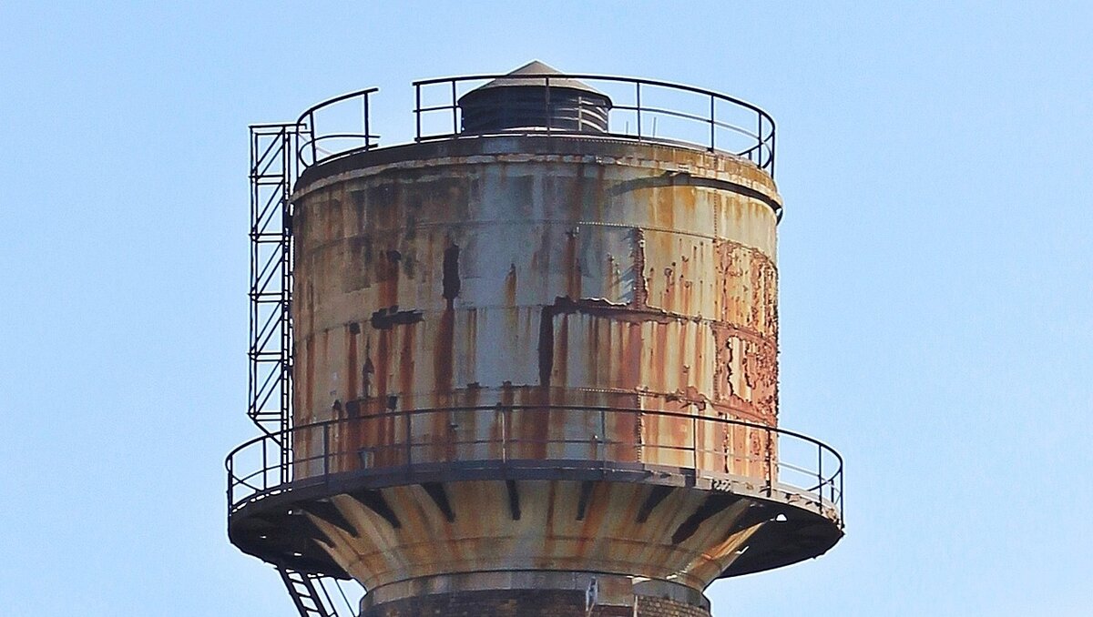     В Ширинском районном суде рассмотрели обращение прокуратуры по поводу плачевного состояния водонапорной башни в селе Джирим. Суд поддержал требования надзорного органа. Сооружение должны заменить в ближайший год.