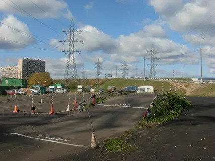 На площадке иногда работало до 10 учебных автомобилей....