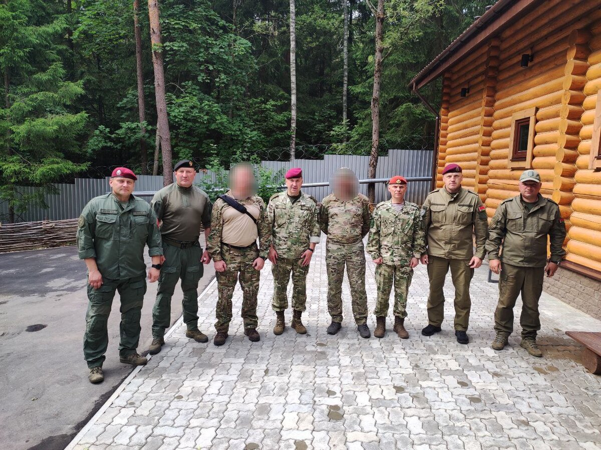 Представители руководства ЧВК в окружений командиров Минского ОМОНа, СОБРа, СПБТ "Алмаз", бригады спецназа (войсковая часть 3214).