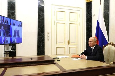    Президент РФ Владимир Путин проводит в режиме видеоконференции оперативное совещание с постоянными членами Совета безопасности РФ. © Сайт президента России
