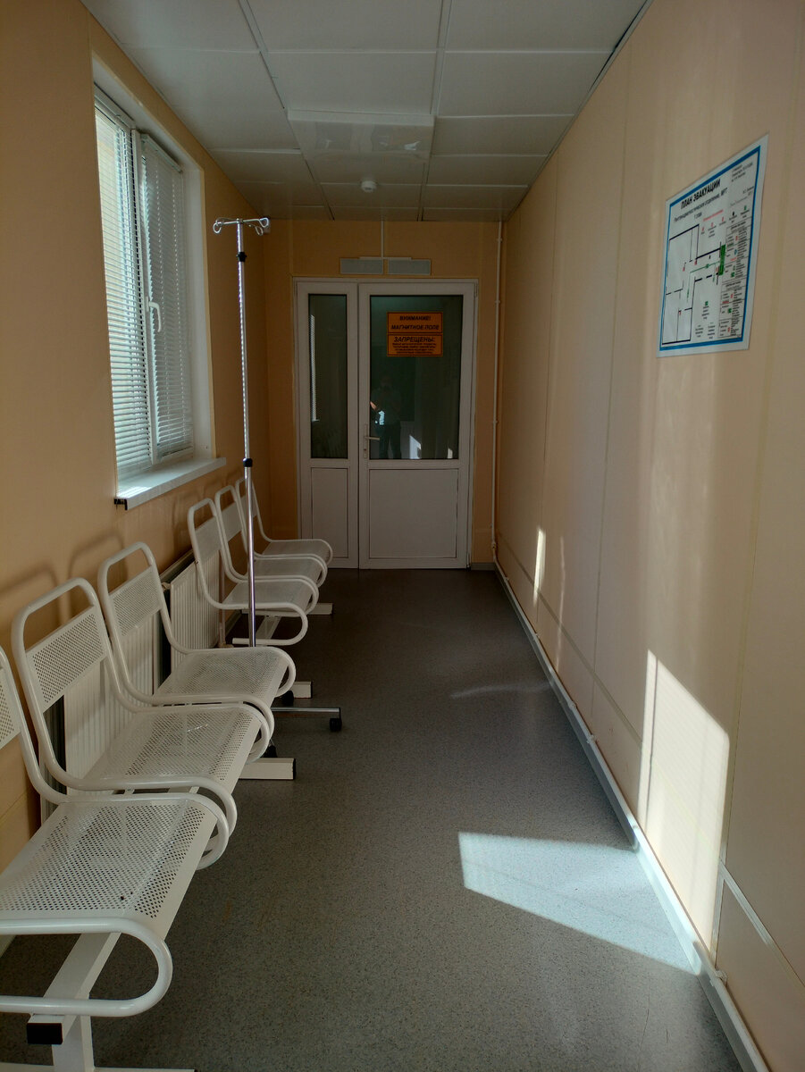 Коридор перед кабинетом МРТ