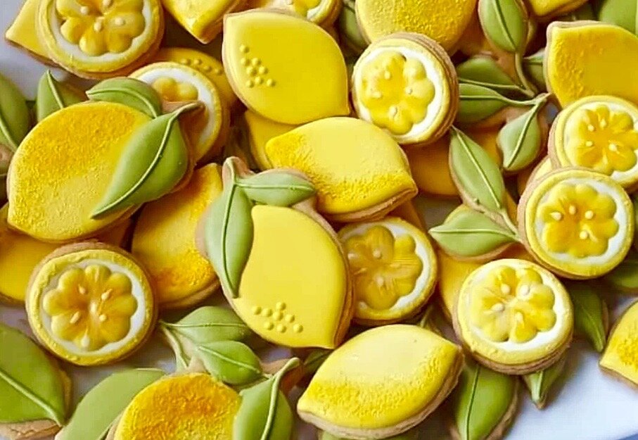 Лимонное печенье украшенное цветной сахарной глазурью;