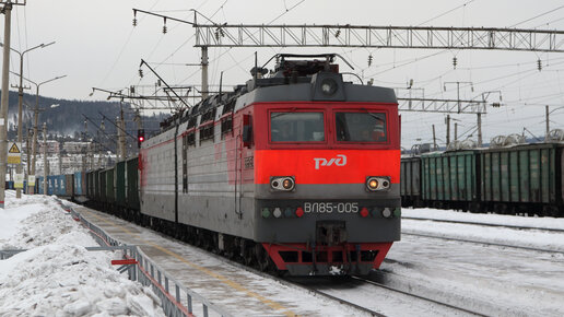 Большое разнообразие подвижного состава. Поезда на станции Коршуниха-Ангарская Восточно-Сибирской железной дороги. Февраль 2023 года.